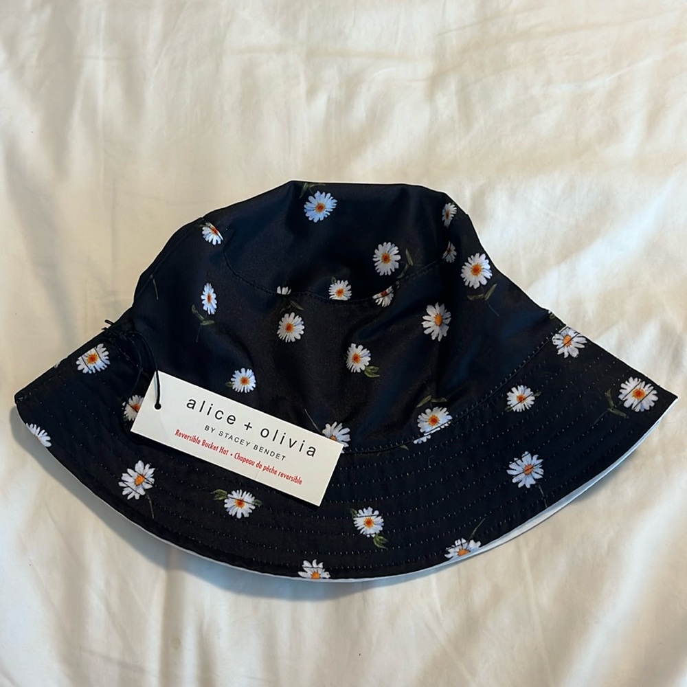 NWT - Alice + olivia reversible daisy bucket hat